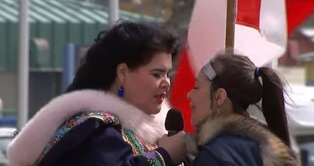 Inuitské zpěvačky svým hrdelním zpěvem rozesmály Charlese a Camillu.