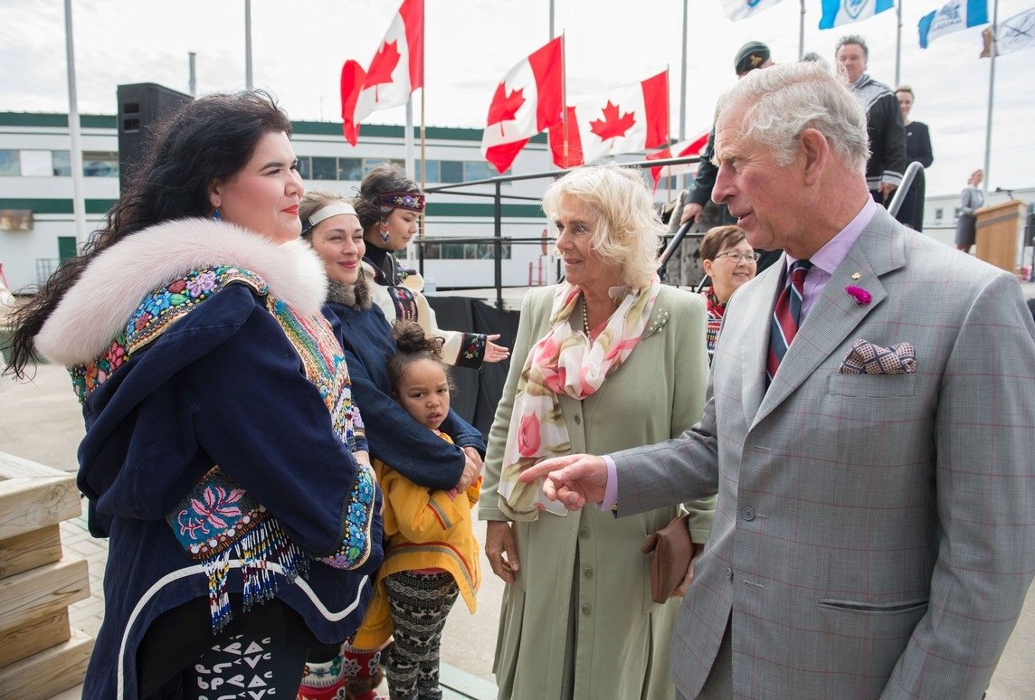 Princ Charles s inuitskými zpěvačkami.