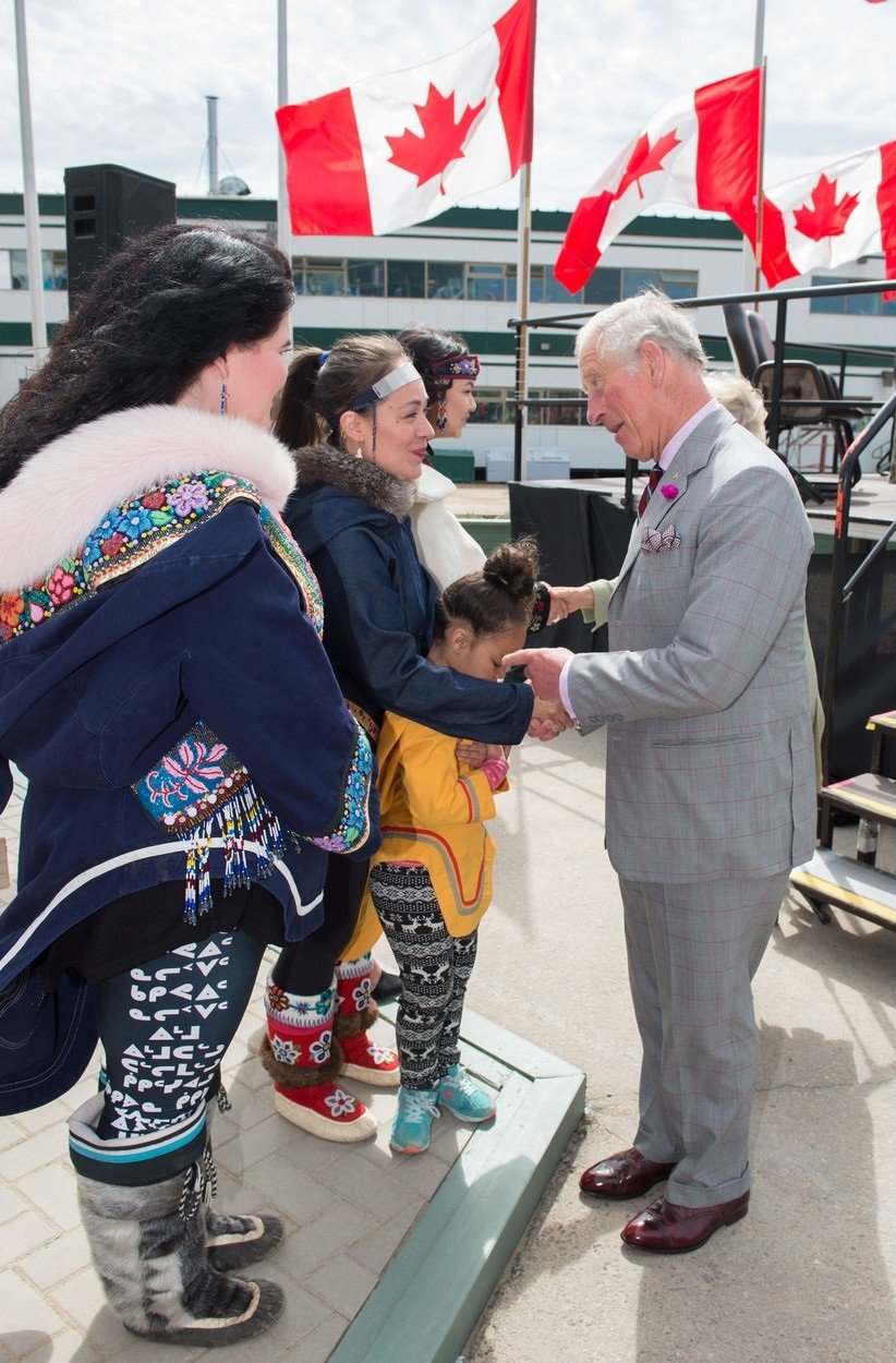 Princ Charles s inuitskými zpěvačkami