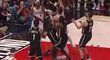 Jusuf Nurkič si v NBA přivodil otřesné zranění. Při doskoku si způsobil otevřenou zlomeninu levé nohy.