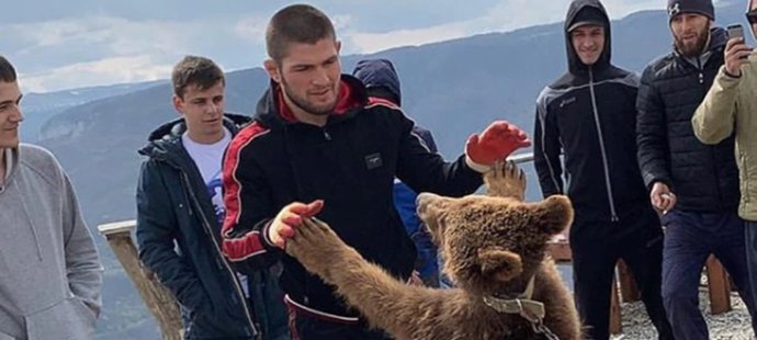 Zápasník MMA Nurmagomedov s medvědem