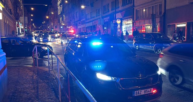 Noční honička Prahou. Motorkáře naháněli policisté.