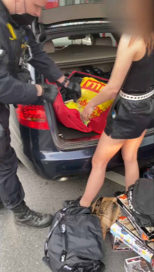 Policisté v Nuselské ulici zastavili vůz, který převážel značné množství drog i peněz. 