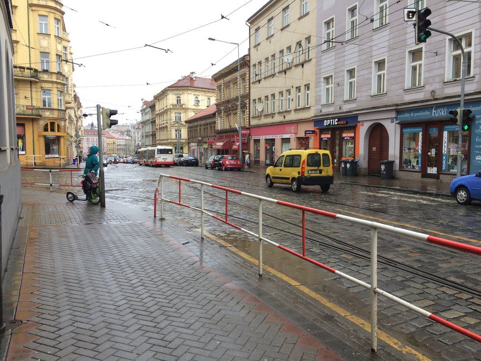 Další dopravní tah, ze kterého rekonstrukce vyhání podnikatele: v Nuselské ulici najdete spoustu prázdných výloh.