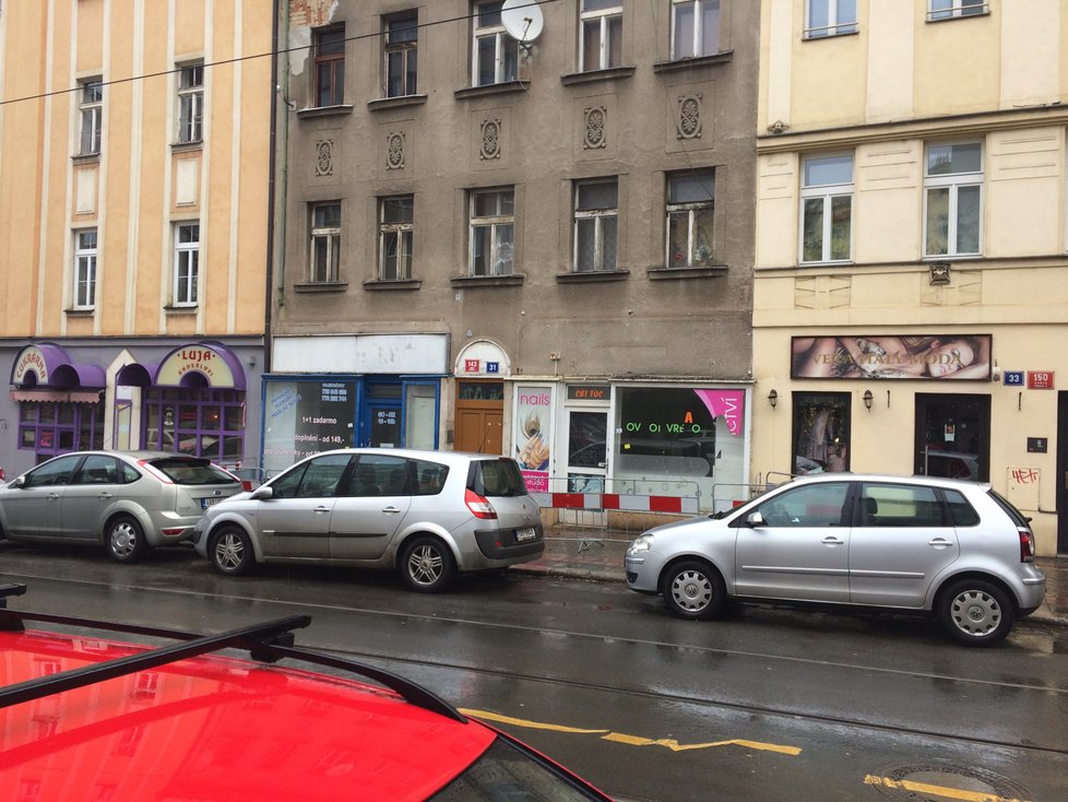 Další dopravní tah, ze kterého rekonstrukce vyhání podnikatele: v Nuselské ulici najdete spoustu prázdných výloh.