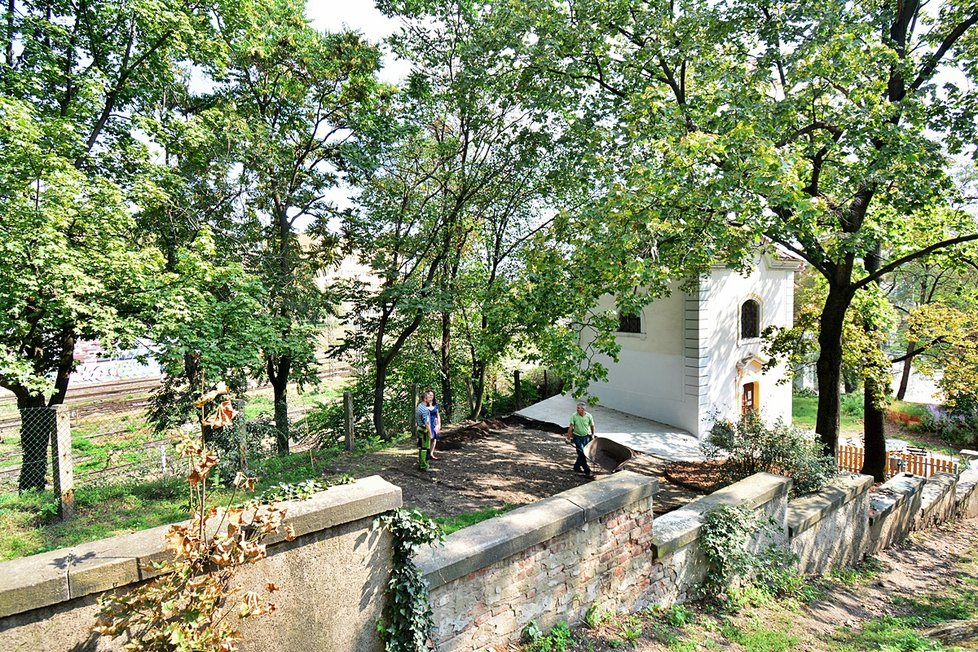 U Nuselských schodů vzniká mini-park. Zasadili se o něj zdejší obyvatelé.