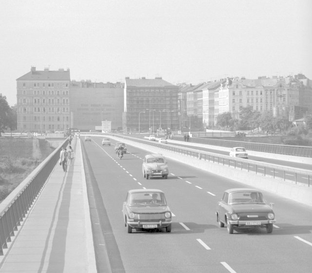 První rok provozu Nuselského mostu, léto 1973.