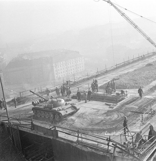 Náročné zatěžkávací zkoušky při stavbě Nuselského mostu