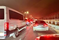 Cestující MHD a řidiči v zácpě. V centru Prahy kolabuje doprava! Průjezd autem trvá až dvě hodiny