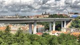 „Nuselák“ slaví 45 let: Architekt Hubička prozradil ty nejbláznivější záměry s mostem sebevrahů