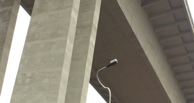 Pod Nuselským mostem je speciální lampa. Vzpomíná na sebevrahy, kteří z něj skočili.
