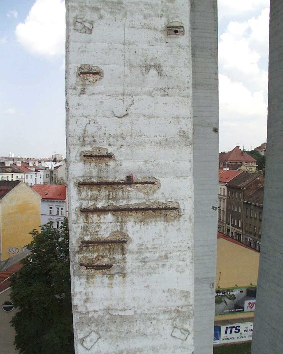 Nuselský most bylo nezbytné rekonstruovat, jeho životnost byla v ohrožení.