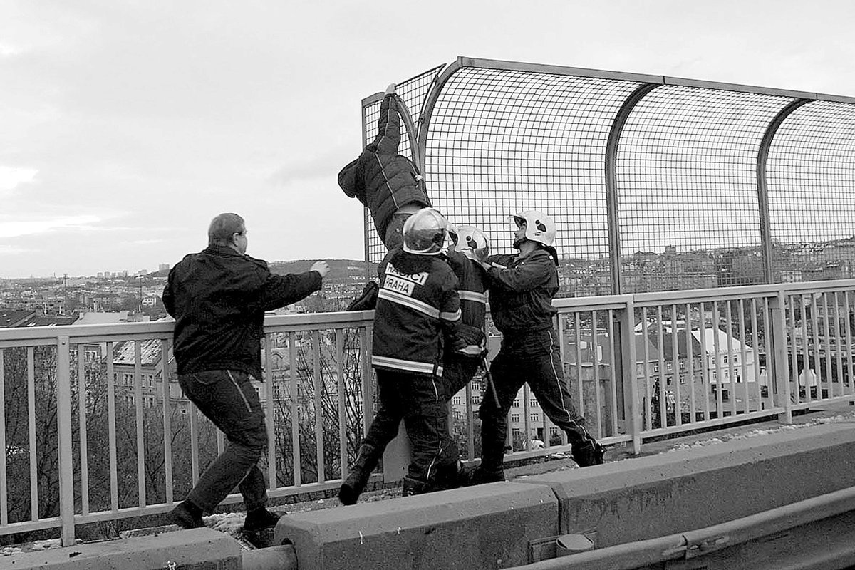 Hasiči a policisté zachránili řadu sebevrahů.