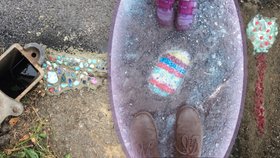 Sousedé zvelebují bezútěšný plácek v Nuslích:  Rozbitý chodník s dětmi zkrášlili kamínkovou mozaikou