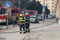 Požár bytu v pražských Košířích: Hasiči evakuovali několik osob, jedna skončila v péči lékařů