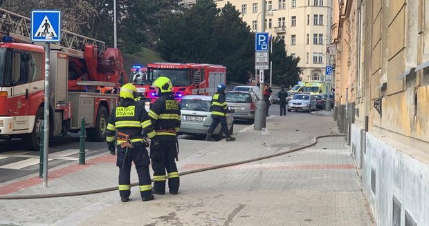 Požár bytu v pražských Košířích: Hasiči evakuovali několik osob, jedna skončila v péči lékařů