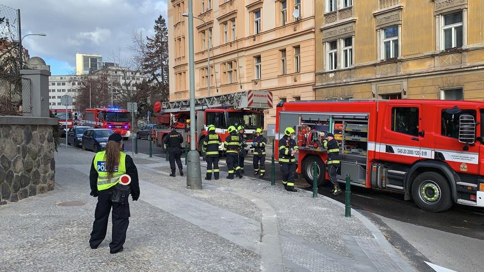 V ulici Svatoslavova v pražských Nuslích došlo v úterý zrána k výbuchu v jednom z horních bytů. Dvě osoby skončily s vážnými zraněními v péči lékařů.