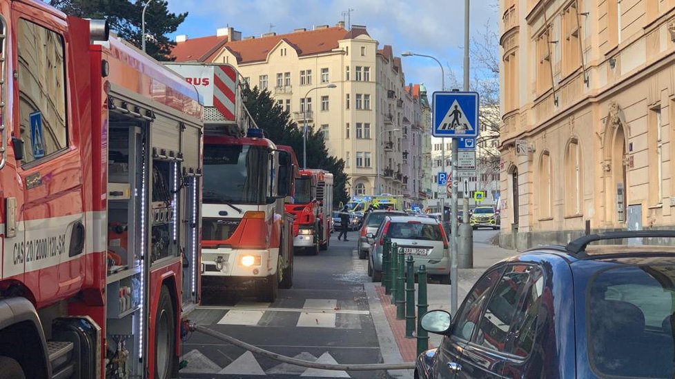 V ulici Svatoslavova v pražských Nuslích došlo v úterý zrána k výbuchu v jednom z horních bytů. Dvě osoby skončily s vážnými zraněními v péči lékařů.