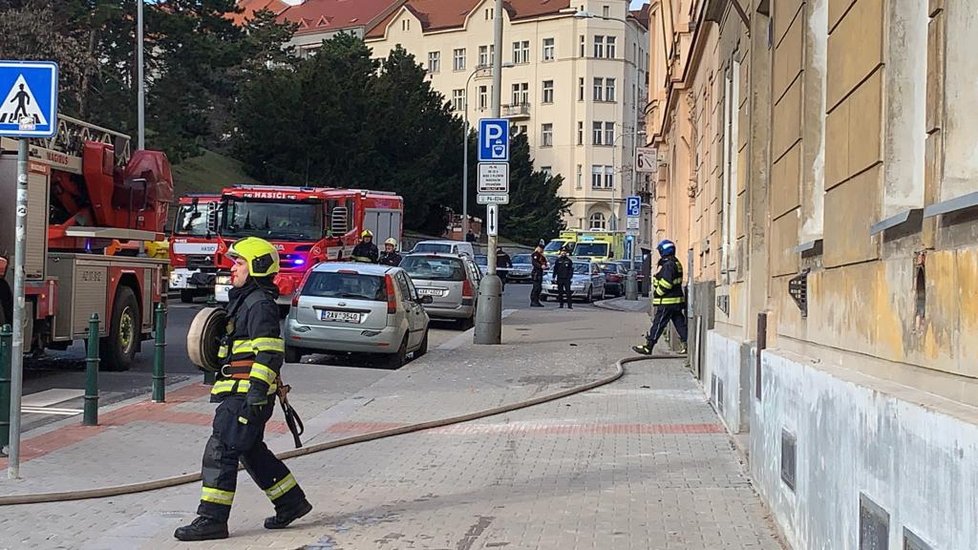 V ulici Svatoslavova v pražských Nuslích došlo v úterý zrána k výbuchu v jednom z horních bytů. Dvě osoby skončily s vážnými zraněními v péči lékařů.