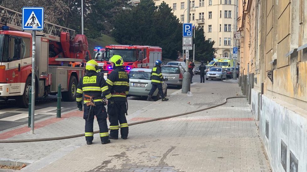 V ulici Svatoslavova v pražských Nuslích došlo v úterý zrána k výbuchu v jednom z horních bytů. Dvě osoby skončily s vážnými zraněními v péči lékařů.