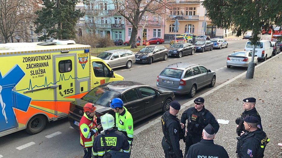 V ulici Svatoslavova v pražských Nuslích došlo v úterý zrána k výbuchu v jednom z horních bytů. Dvě osoby skončily s vážnými zraněními v péči lékařů.