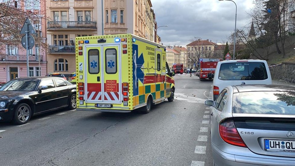 V ulici Svatoslavova v pražských Nuslích došlo v úterý zrána k výbuchu v jednom z horních bytů. Dvě osoby skončily s vážnými zraněními v péči lékařů.