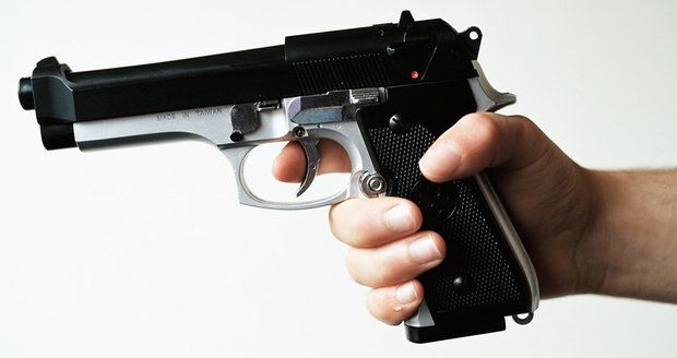 V pražských Nuslích se střílelo: Muž se pistolí bránil útočníkům