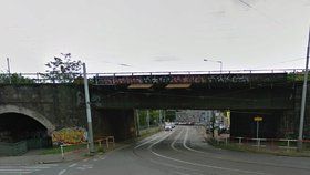 Tramvaje nejezdí mezi stanicemi Albertov a Otakarova: Kamion v podjezdu u Fidlovačky strhl trolej