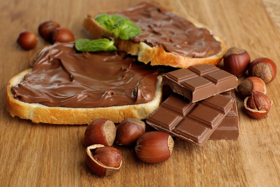 Nutella se tváří jako oříšková pomazánka s čokoládou a mlékem, ale více jak 70 % je tuk a cukr.