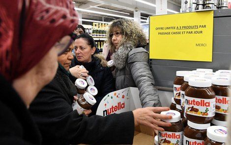 Češi, nebo Francouzi? Je to jedno, když jsou slevy! Takhle se rvali v Rive-de-Gier.