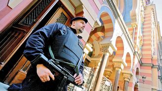 Policie v Česku posílila bezpečnostní opatření, útoky nehrozí