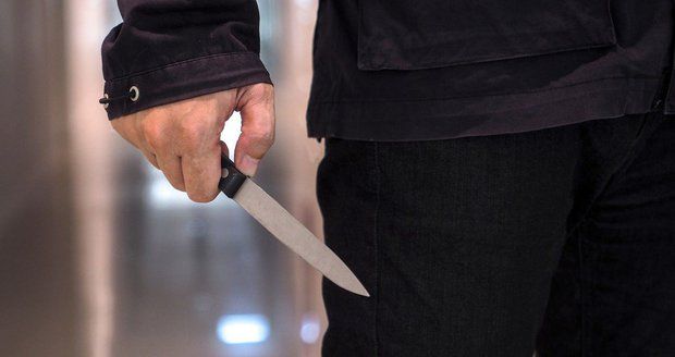 Muž v Holešovicích na ženu vytáhl nůž, hodinu a půl ji držel v bytě (ilustrační foto).