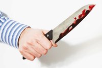 Krvavý konec domácí hádky na Plzeňsku: Syn (36) bodnul tátu (54) nožem do stehna