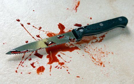 Na manželku vytáhl zuřivec nůž.