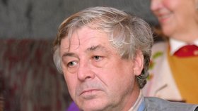 Herec Zdeněk Žák během představení zkolaboval.