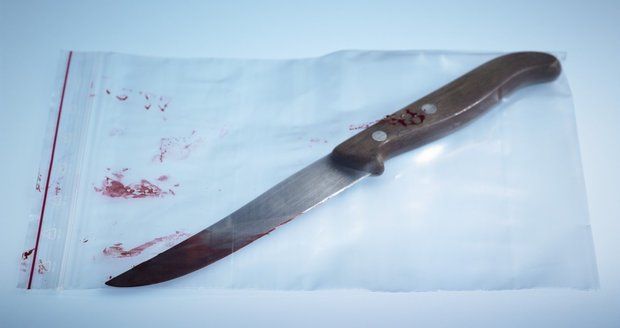 Ženu napadl nožem v Mladé Boleslavi útočník zezadu.