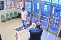 „Zastřelte mě!“ Muž na videu vešel s nožem na policejní stanici prosit o smrt