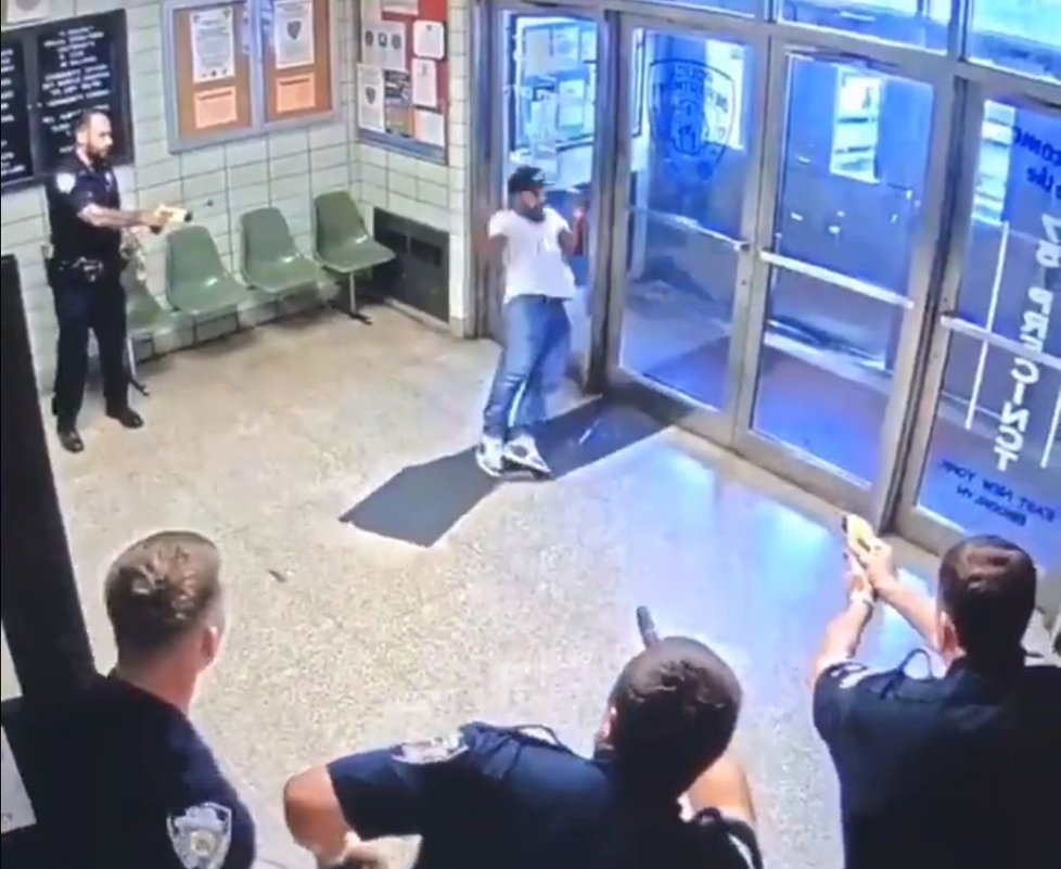 „Zastřelte mě.“ Muž na videu vešel s nožem na policejní stanici prosit o smrt