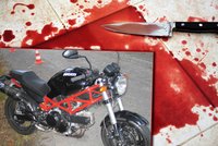 Muž (45) ubodal na Jablonecku vlastní matku (†70), potom šel opravovat motorku