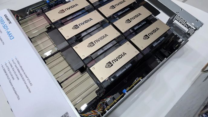 AI server s čipy Nvidia. Tato firma bezpochyby patří k symbolům boomu technologických akcií. AI server s čipy Nvidia. Tato firma bezpochyby patří k symbolům boomu technologických akcií.