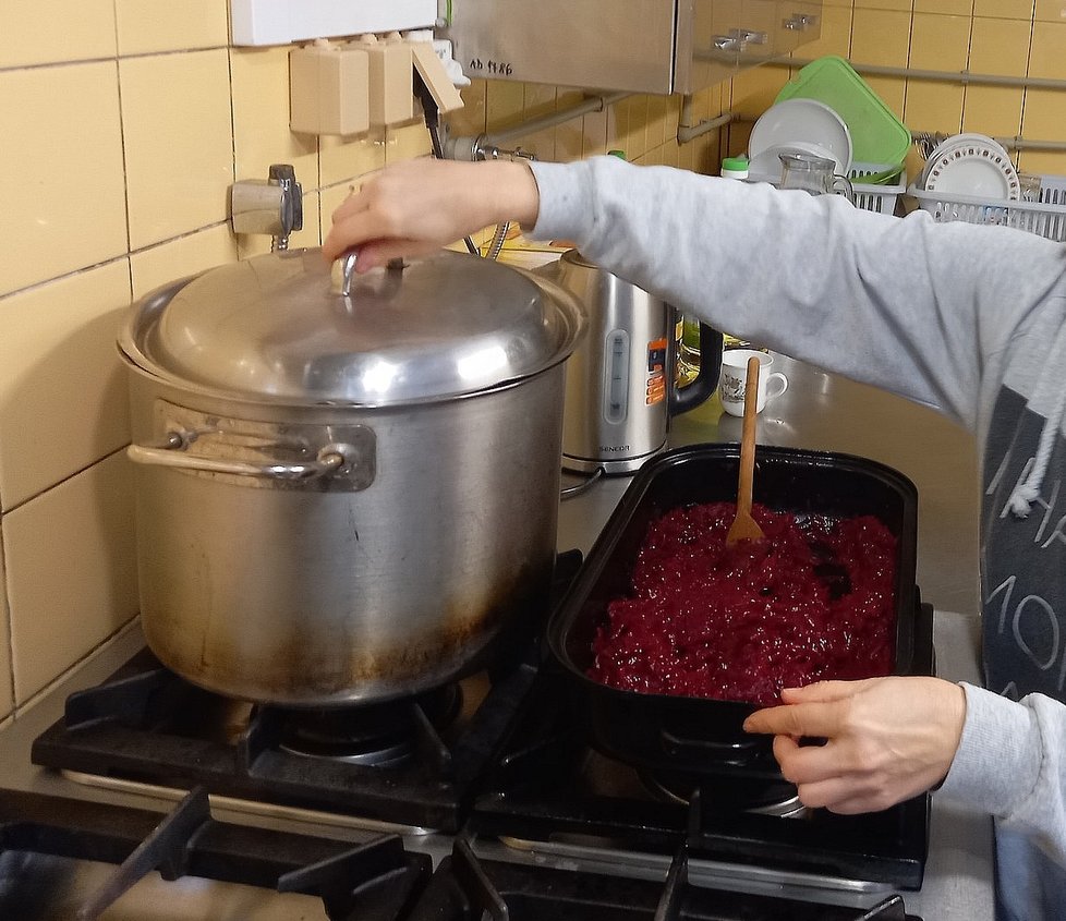 Světlana, Tatiana a Lena z Kyjeva vaří v Nýdku samé ukrajinské speciality.