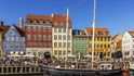 Jednou z nejfotografovanějších částí Kodaně je nábřeží Nyhavn s pestrobarevnými domy ze 17. a 18. století a příjemnými kavárničkami a hospůdkami v nich.