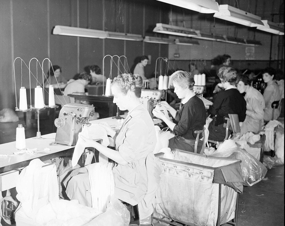 Výroba nylonových punčoch v roce 1954.