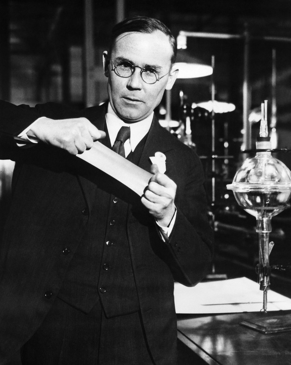 O převrat v módním průmyslu se postaral americký génius Wallace Carothers. Chemik, vědec a vynálezce, který se zasloužil o více než 50 patentů.