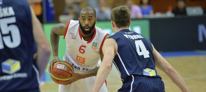 Basketbalisté Nymburku vykročili za 12. titulem v řadě výhrou 69:64 v úvodním finále proti Děčínu