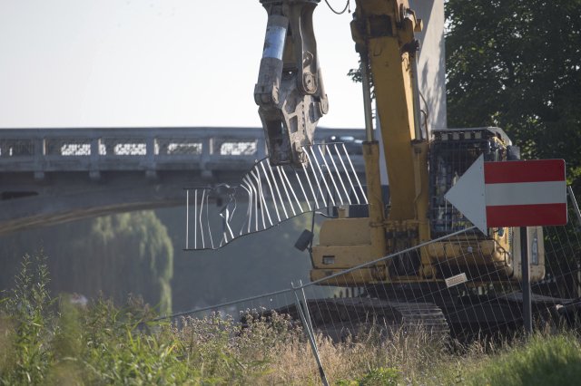 Demolice lávky v Nymburce.