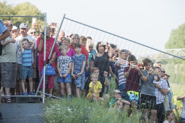 Demolice lávky v Nymburce.