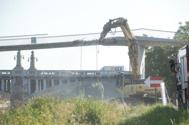 Demolice lávky v Nymburce.