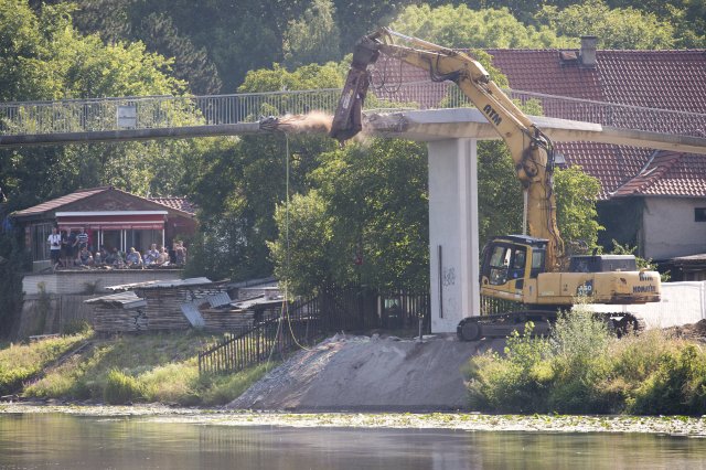 Demolice lávky v Nymburce.