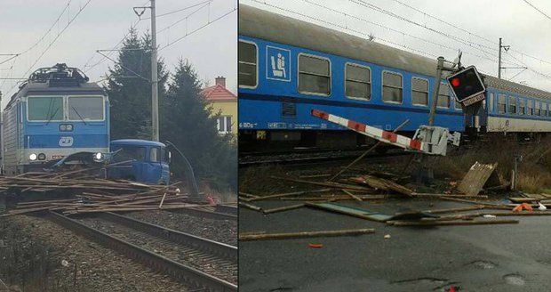 Další náklaďák na přejezdu: Na Nymbursku se srazil osobní vlak s plně naloženou avií